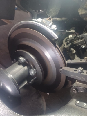 Toczenie tarcz na samochodzie